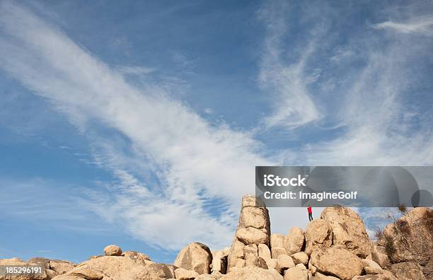 Junge Steht Am Boulders Stockfoto und mehr Bilder von Bouldering - Bouldering, Nationalpark Joshua Tree, 8-9 Jahre