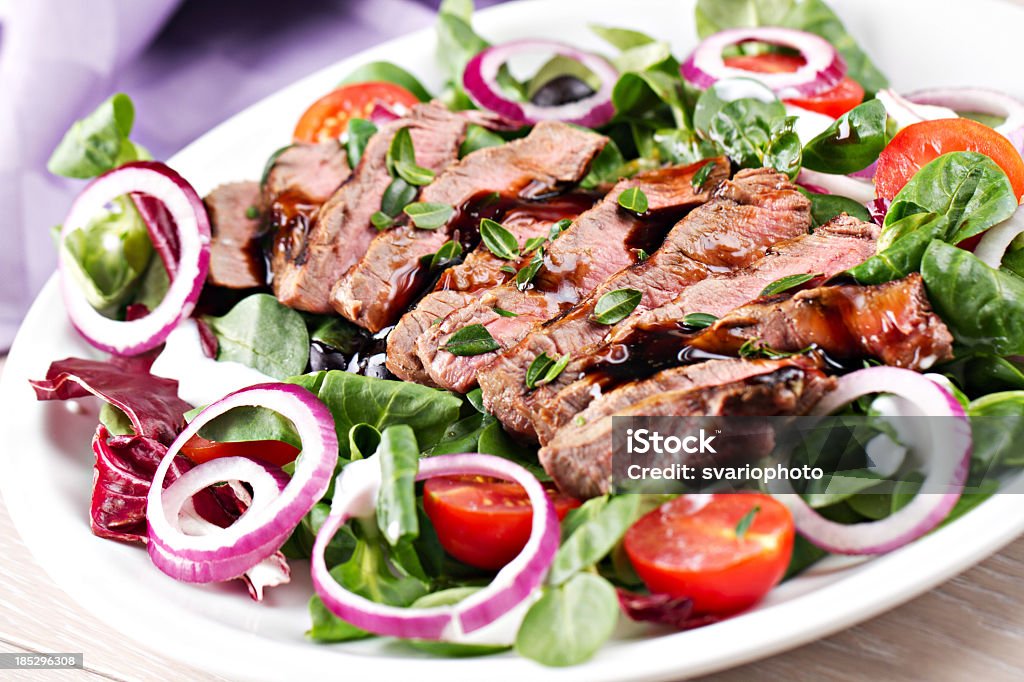 Filetto di manzo con insalata - Foto stock royalty-free di Aceto balsamico