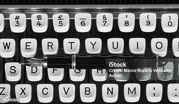 Füllhalter Mit Schreibmaschine Zwei Vintageschreibgeräte Stockfoto und mehr Bilder von Alphabet