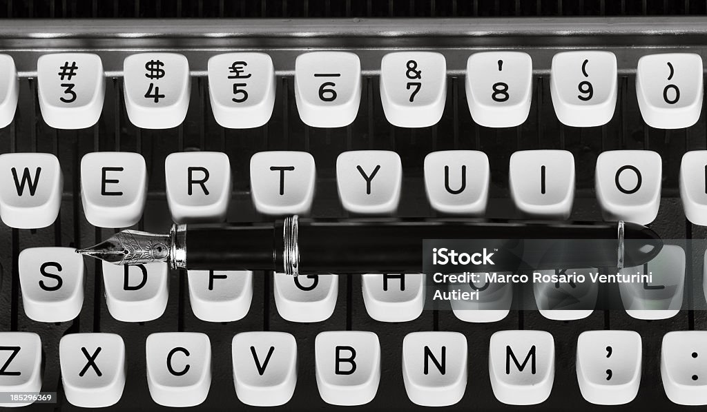 Pluma estilográfica con máquina de escribir: Dos instrumentos de escribir vintage - Foto de stock de Anticuado libre de derechos