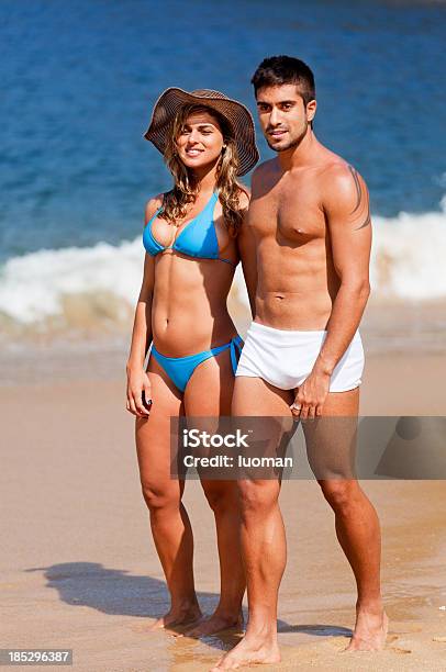 Joven Pareja En La Playa Foto de stock y más banco de imágenes de Enamorarse - Enamorarse, Pareja joven, 20-24 años