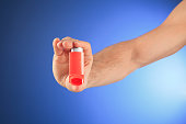 orange-asthma-mit-blauem-hintergrund.jpg?b=1&s=170x170&k=20&c=-9n-fzru8KvmsXw-TZT-AhAu2lYBH_wI4ZgtPL68k9U=