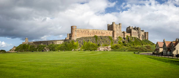 뱀버그(bamburgh)의 뱀버그 성(bamburgh castle) 타운 뷰, 노섬벌랜드(northumberland), 영국 - bamburgh bamburgh castle sand dune history 뉴스 사진 이미지