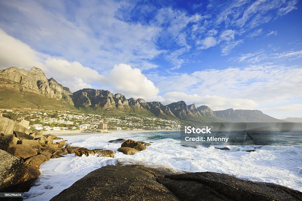 Cidade do Cabo Baía de Camps praia e Montanha da Mesa-África do Sul - Royalty-free Baía Foto de stock