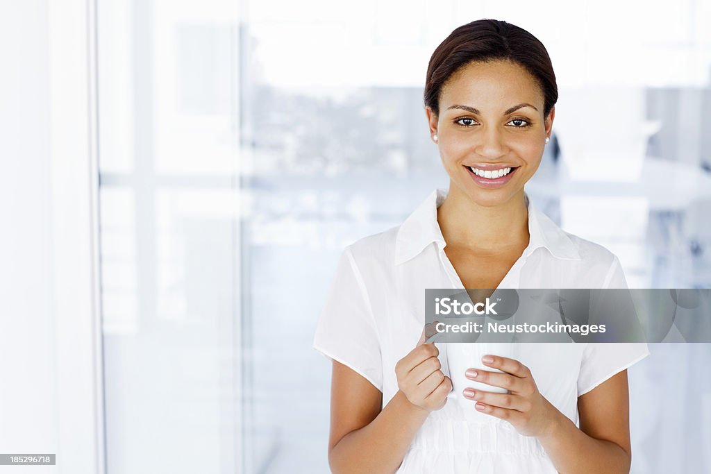 Attraktive Geschäftsfrau Holding Kaffee Tasse - Lizenzfrei Afrikanischer Abstammung Stock-Foto