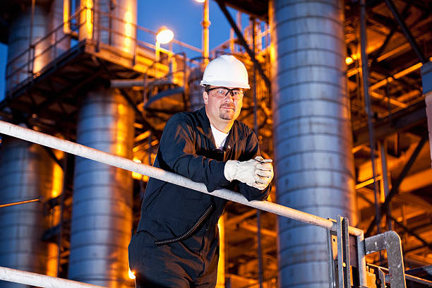 engenheiro em planta química - sc0532 imagens e fotografias de stock