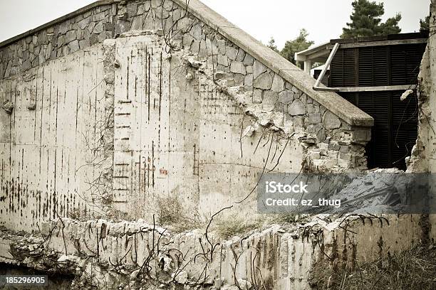 Foto de Abandonado Edifício Industrial e mais fotos de stock de Abandonado - Abandonado, Acabado, Anti-higiênico