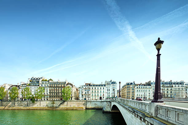 красивый paris - quayside стоковые фото и изображения