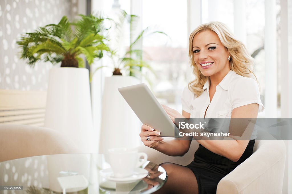 Geschäftsfrau, die einen tablet PC - Lizenzfrei Blick in die Kamera Stock-Foto