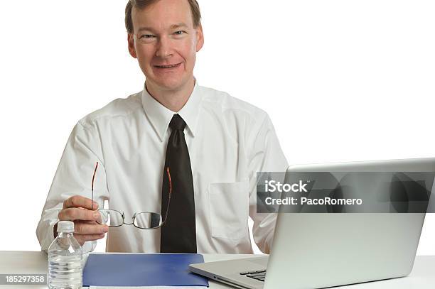 Foto de Homem De Negócios Sorridente Em Seu Escritório e mais fotos de stock de Adulto - Adulto, Atitude, Autoconfiança