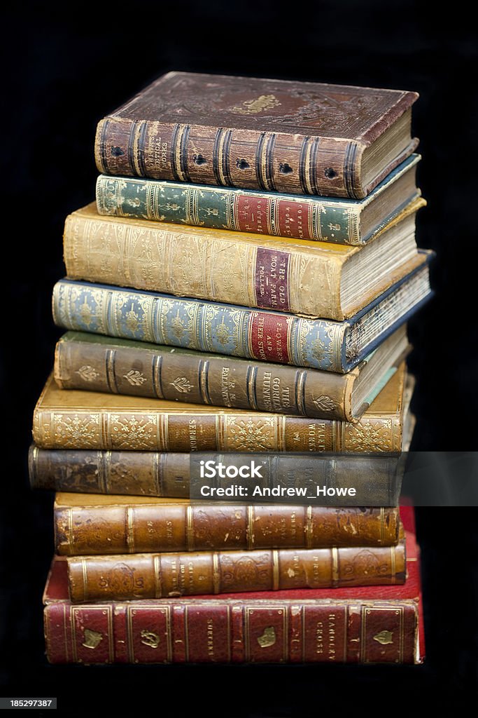 Pila de libros antiguos - Foto de stock de Anticuado libre de derechos
