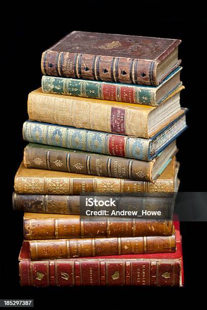 Pila De Libros Antiguos Foto de stock y más banco de imágenes de Anticuado - Anticuado, Antigualla, Antiguo