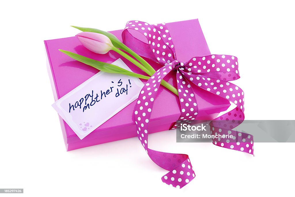 Rosa caja de regalo con una tarjeta de día de la Madre y los tulipanes - Foto de stock de Blanco - Color libre de derechos