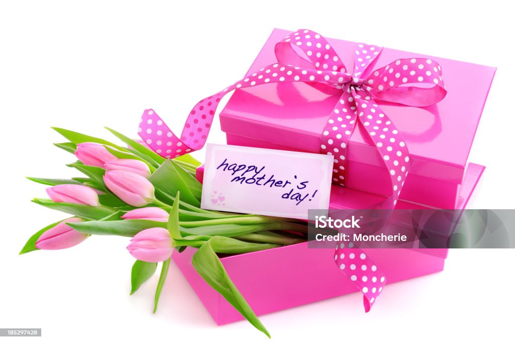 Scatole regalo rosa con le madri giornata carta e tulipani - Foto stock royalty-free di Regalo