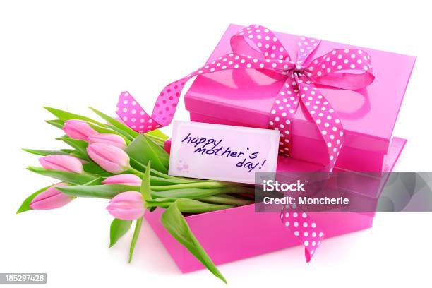 Розовый Подарочные Коробки С Тюльпанов И День Матери Карточка — стоковые фотографии и другие картинки Белый фон