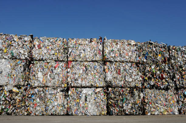 zerdrückt baled metall für recycling - compressed can crushed industry stock-fotos und bilder
