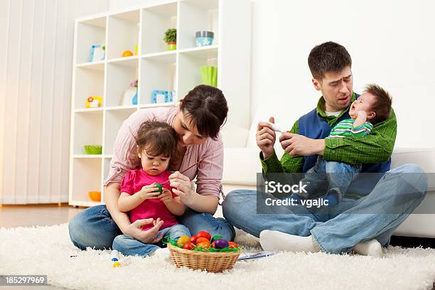 Familia Para Colorear Huevos De Pascuas Foto de stock y más banco de imágenes de 30-39 años - 30-39 años, Adulto, Adulto de mediana edad