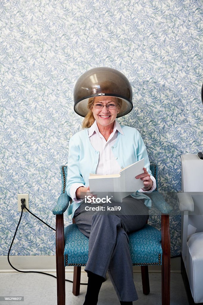 Femme âgée au moins un sèche-cheveux - Photo de Salon de coiffure libre de droits