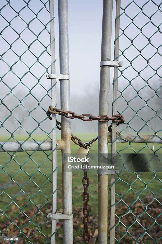 Fenced con cadena y bloqueo con candado. - Foto de stock de Abandonado libre de derechos