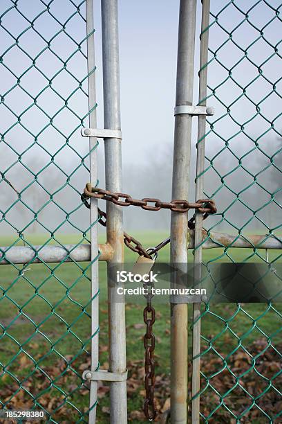 Fenced Zablokowane Z Łańcuch I Kłódkę - zdjęcia stockowe i więcej obrazów Bankructwo - Bankructwo, Bez ludzi, Bezpieczeństwo