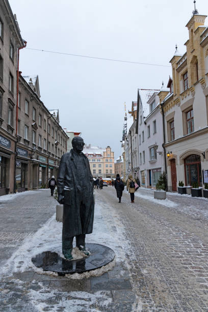 улица куллассепа и памятник яану кроссу в таллинне - color image pen city life art стоковые фото и изображения