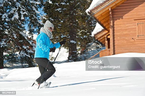 Foto de Caminhadas Com Raqueta De Neve Mulher Em Um País Das Maravilhas Do Inverno e mais fotos de stock de 30-34 Anos