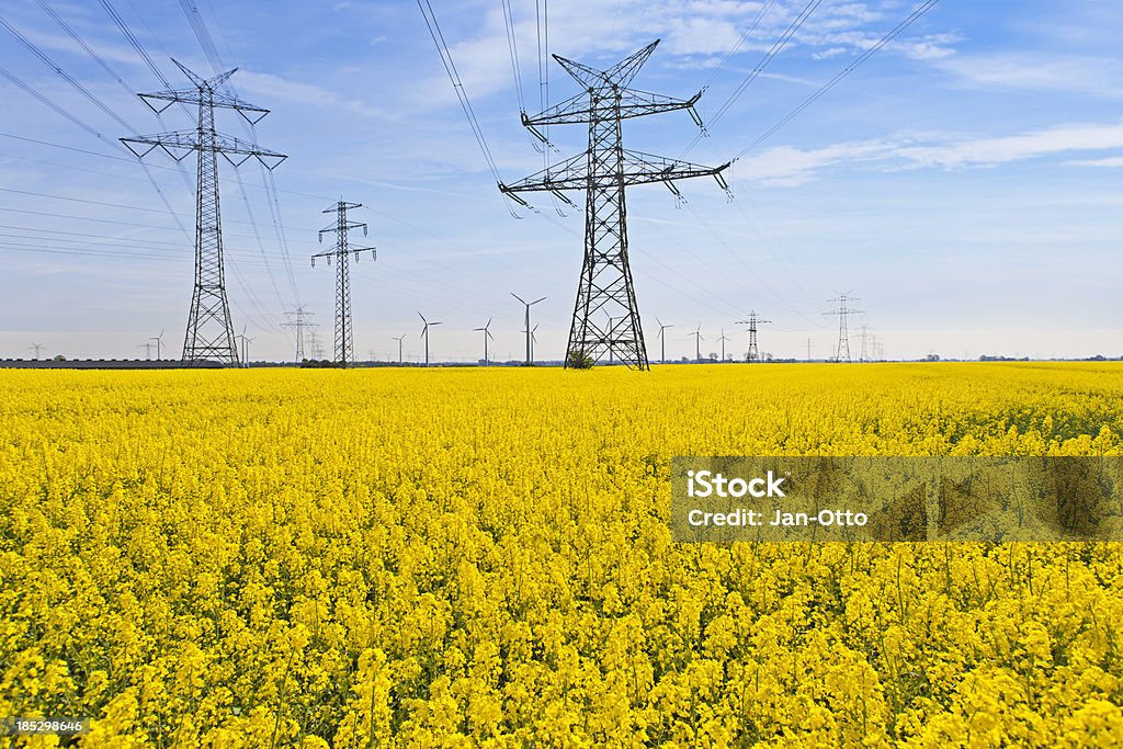 High voltage power line - Lizenzfrei Windkraftanlage Stock-Foto