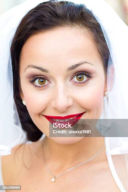 Retrato De Pareja Con Un Ramo Foto de stock y más banco de imágenes de 20-24 años - 20-24 años, Adulto, Adulto joven