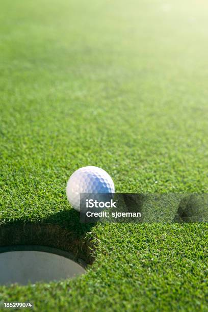 Golfball 가까운 호울 골프공에 대한 스톡 사진 및 기타 이미지 - 골프공, 골프, 퍼팅 그린