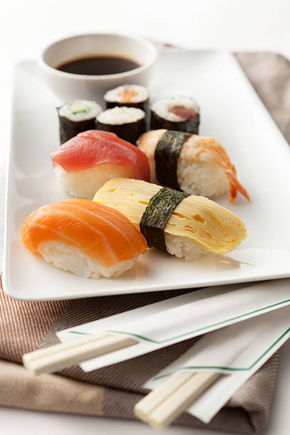 sushi-stills: große auswahl - maki sushi japanese culture food and drink still life stock-fotos und bilder