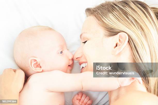 Foto de Mãe Com Bebê Na Cama e mais fotos de stock de 0-11 meses - 0-11 meses, 20 Anos, Aconchegante