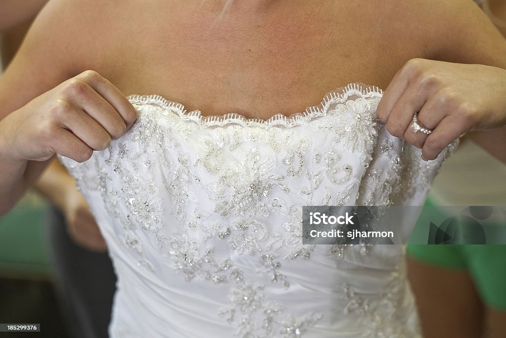 Невеста, помог в ее Свадебное платье - Стоковые фото Артистическая уборная роялти-фри