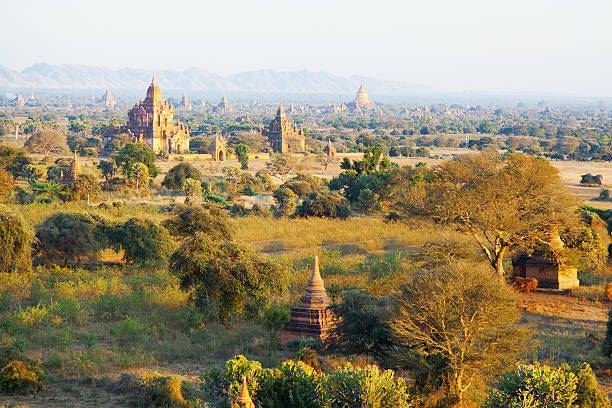 앤시언트 탑이 바간, 미얀마에 - vibrant color front view bagan myanmar 뉴스 사진 이미지