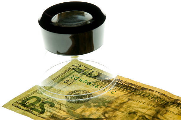 lupa sobre un billete de veinte dólares - loupe lightbox magnifying glass photography fotografías e imágenes de stock
