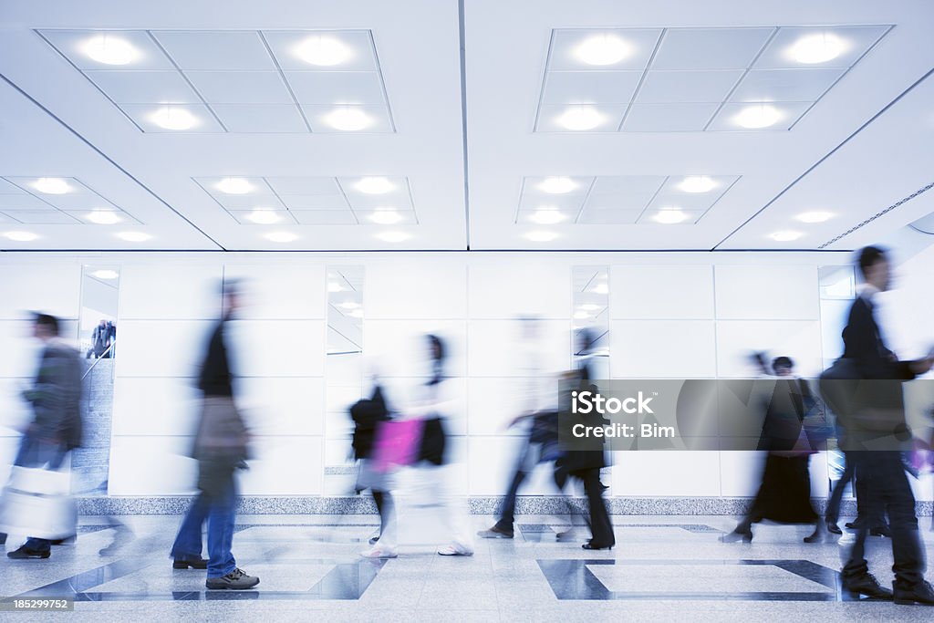 �그룹 움직임 흐림 직원관리 걷고 전광식 복도 - 로열티 프리 공항 스톡 사진