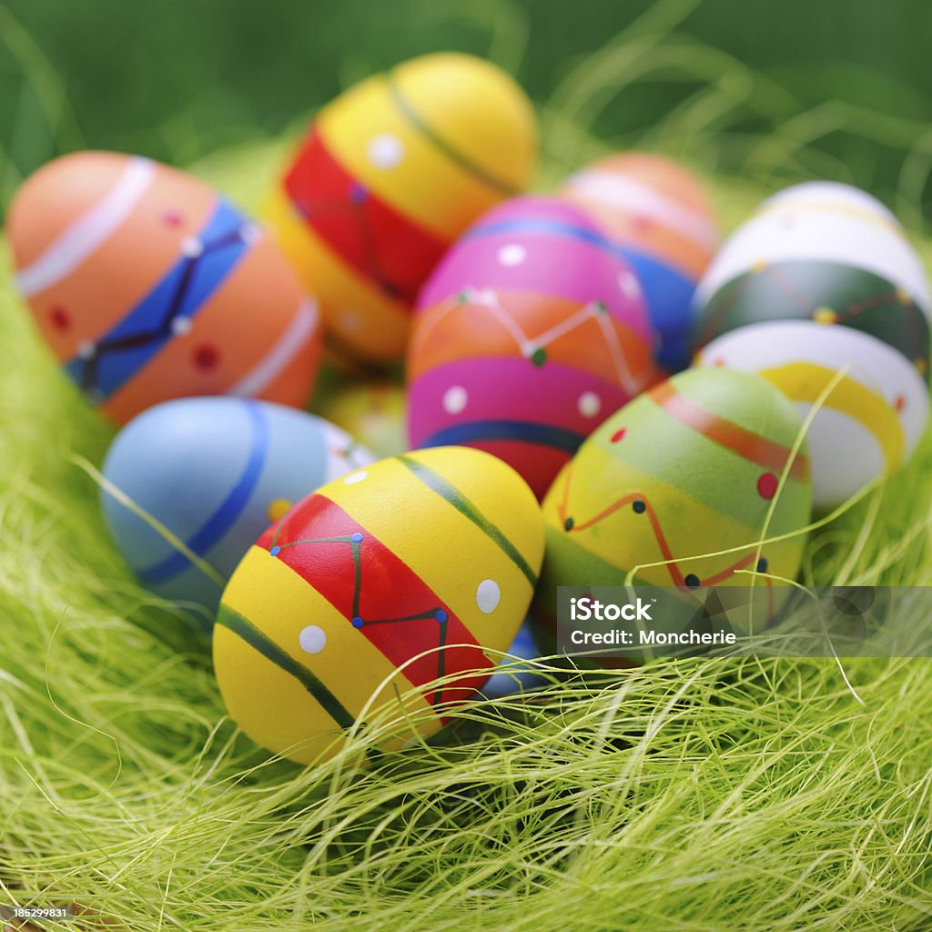 Красочные Пасхальное яйцо на зеленом фоне гнезда - Стоковые фото Без людей роялти-фри