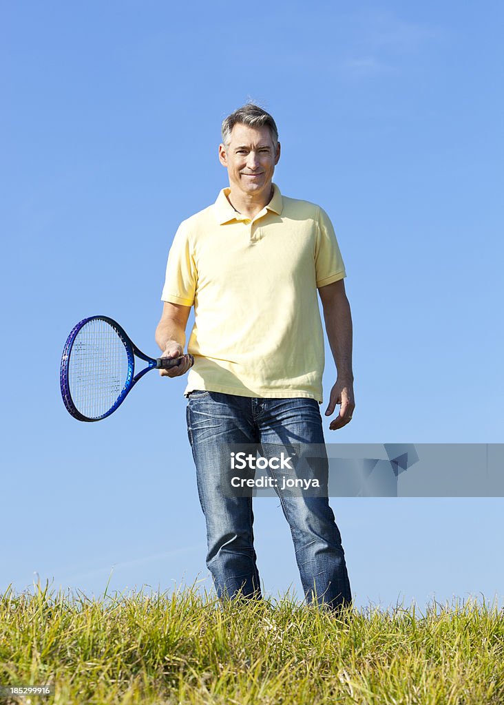Зрелый человек с Теннисная ракетка - Стоковые фото 50-54 года роялти-фри