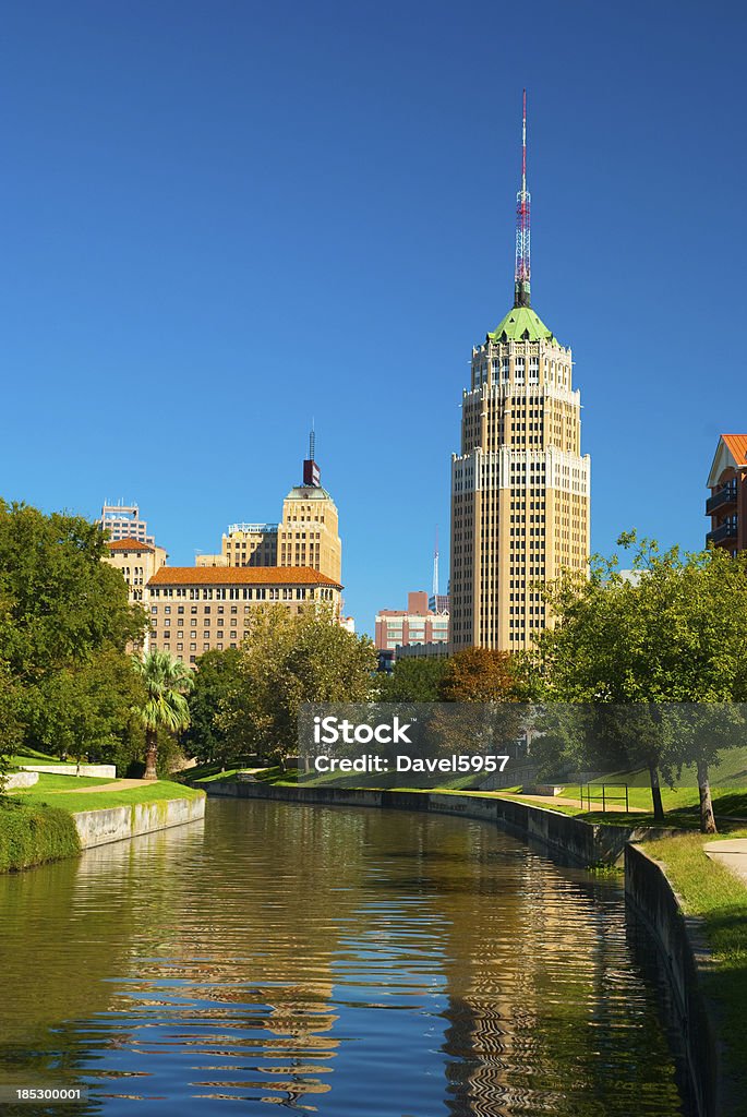 Edificios del centro de la ciudad de San Antonio y Riverwalk (Vertical - Foto de stock de San Antonio - Texas libre de derechos