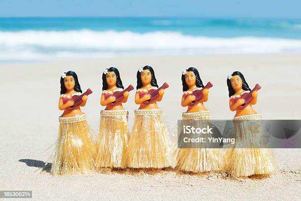 Гавайские Изображениями Танцоров Хула Фигурка Dolls Танцы На Пляже Strumming Ukuleles — стоковые фотографии и другие картинки Танцор хулы