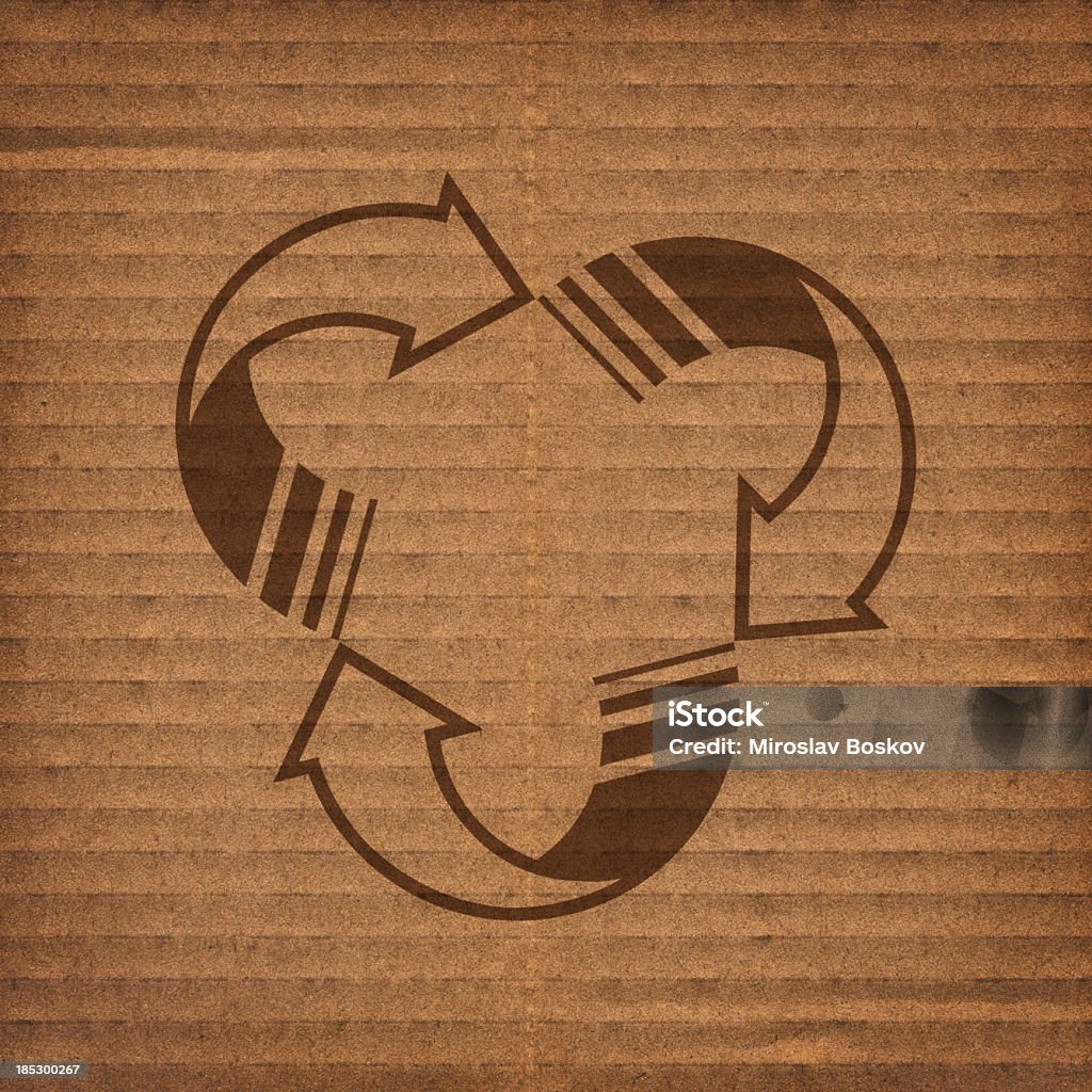 Alta resolución de reciclaje logotipo en textura de cartón corrugado marrón - Foto de stock de Abstracto libre de derechos