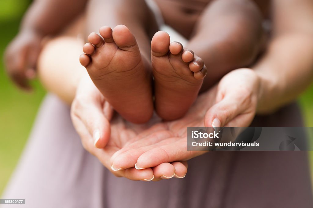 Conceito de adopção ou um bebê - Foto de stock de Bebê royalty-free