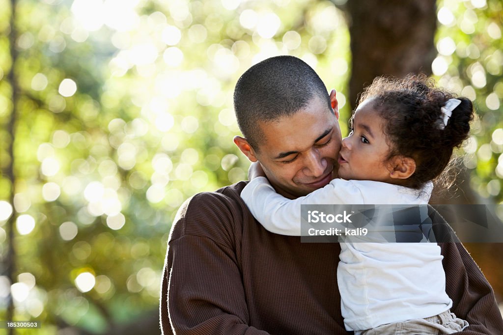 Hispanique Père et fille embrassant dans parc - Photo de Père libre de droits