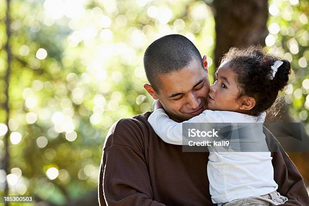 Photo libre de droit de Hispanique Père Et Fille Embrassant Dans Parc banque d'images et plus d'images libres de droit de Père - Père, Latino-américain, Famille