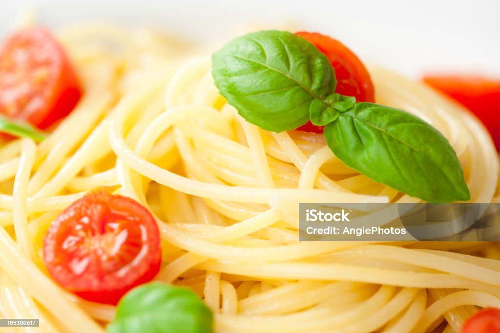 Spaghetti mit Tomaten und Basilikum - Lizenzfrei Abnehmen Stock-Foto