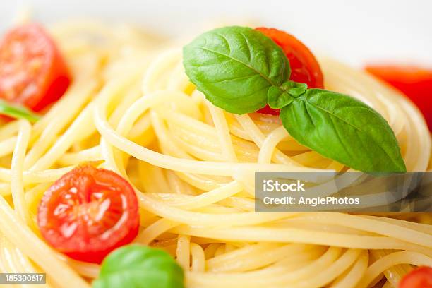 Spaghetti Mit Tomaten Und Basilikum Stockfoto und mehr Bilder von Abnehmen - Abnehmen, Asiatische Nudeln, Basilikum