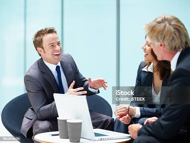 Foto de Saudável Discussão Entre Os Executivos e mais fotos de stock de Narração de Histórias - Narração de Histórias, Negócio empresarial, Negócios
