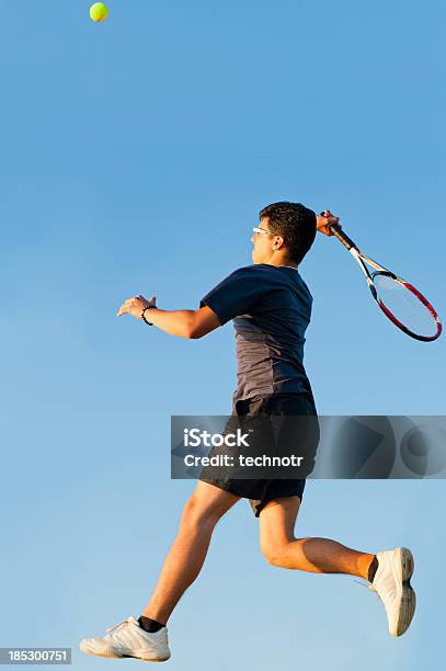Foto de Jogador De Tênis Em Smash e mais fotos de stock de 20 Anos - 20 Anos, Adulto, Amarelo