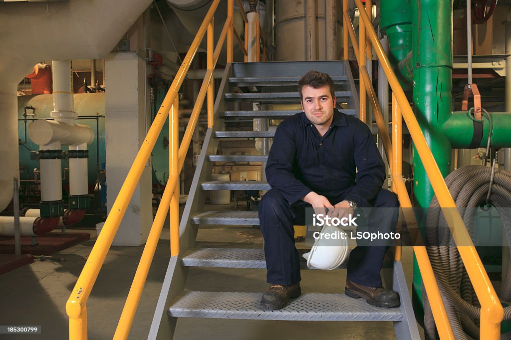 Caldera de Gas-house-trabajador sentarse - Foto de stock de Accesorio de cabeza libre de derechos