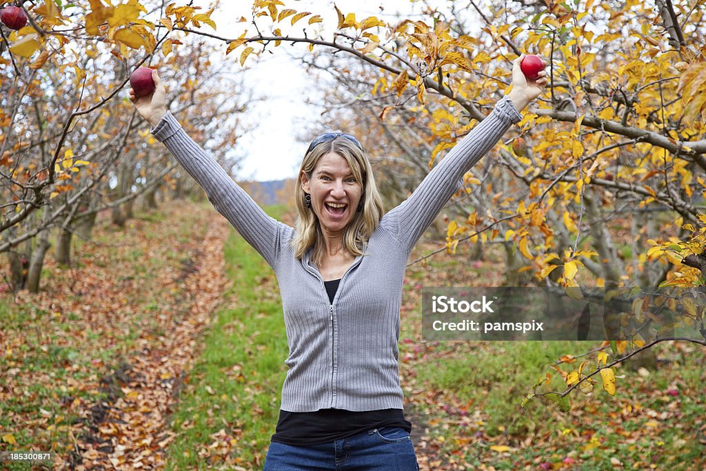 Femme & arbres Apple - Photo de 35-39 ans libre de droits