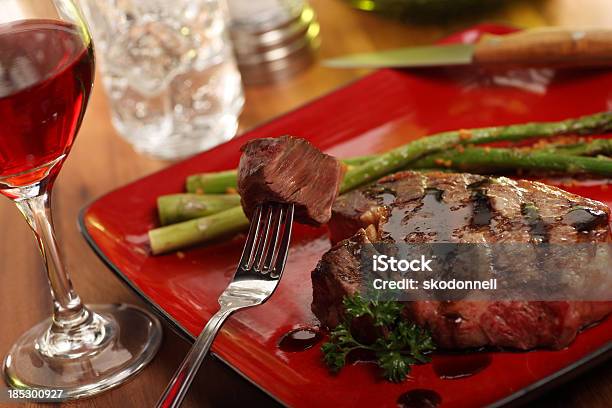 Cena De Bistecs En Un Tenedor Foto de stock y más banco de imágenes de Bistec - Bistec, Vino, Cena